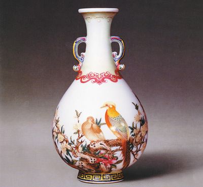 清乾隆御制珐琅彩题诗花石锦鸡图双耳瓶，高16.5厘米，造型小巧秀丽。瓶身绘“花石锦鸡图”。另一面墨彩题诗：“新枝含浅绿，晓萼散轻红”。此瓶于2005年10月23日香港苏富比秋拍中，以1.1548亿港元成交。