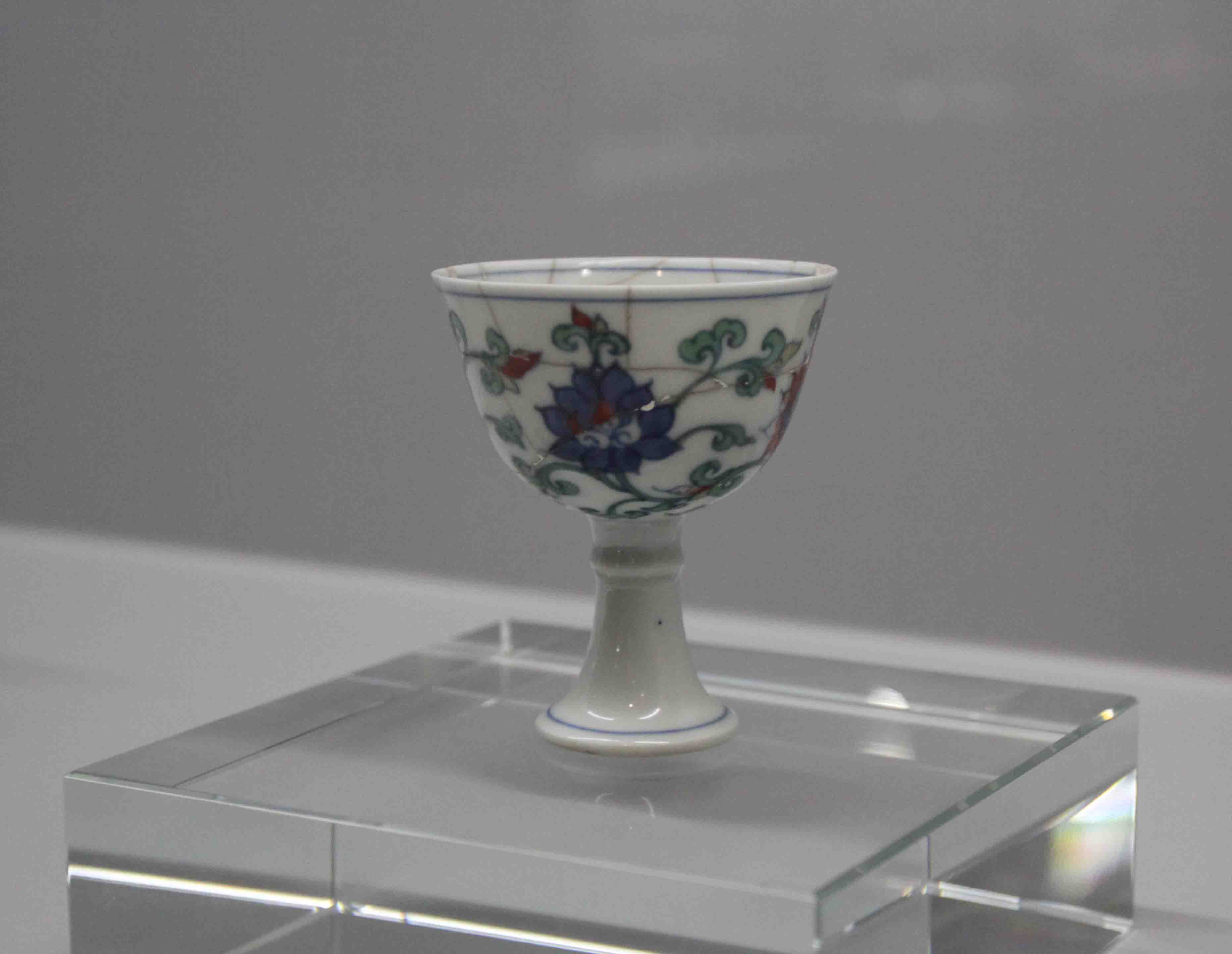世华.明三代皇帝瓷器展.成化斗彩高足1.jpg