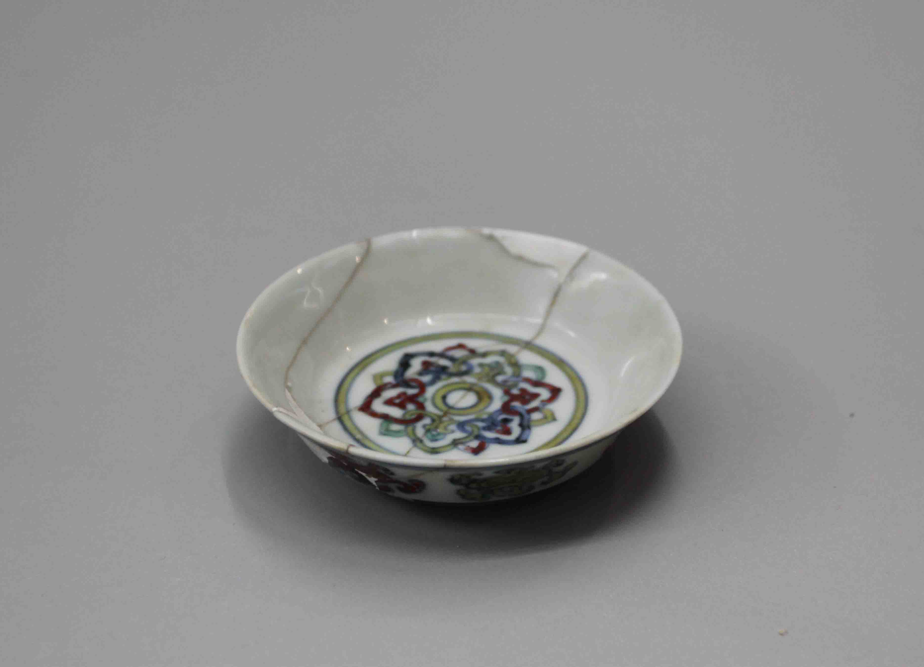 世华.明三代皇帝瓷器展.成化斗彩灵芝碟6.jpg
