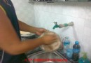 您不曾见过，用水龙头冲洗泥巴坯