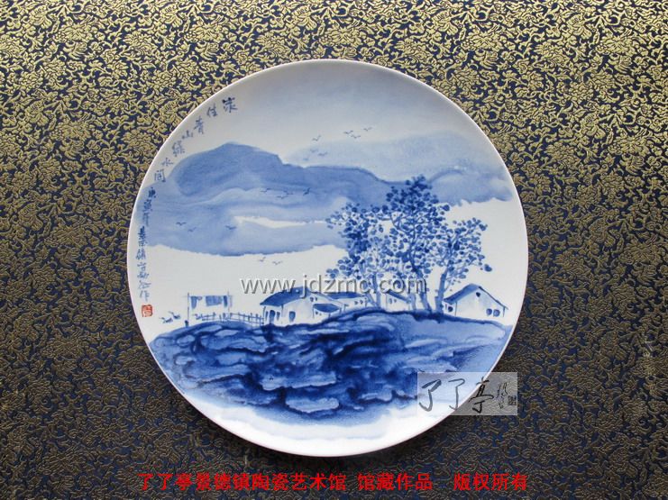 宁勤征 釉上彩山水《家住青山绿水间》直径：30.5cm