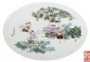 2009年作 李磊颖 和谐快乐 粉彩瓷盘 拍卖成交价格：RMB：44800