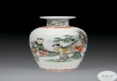 2009年作 李磊颍 庭院童戏图 古彩瓷瓶  拍卖成交价格：RMB：53760